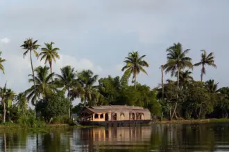 Backwaters i Kerala fra en husbåd i monsunregn