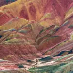 Farverige klipper ved Zhangye Danxia ved solnedgang