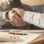 Hvilken ugedag er billigst at booke afbudsrejser?