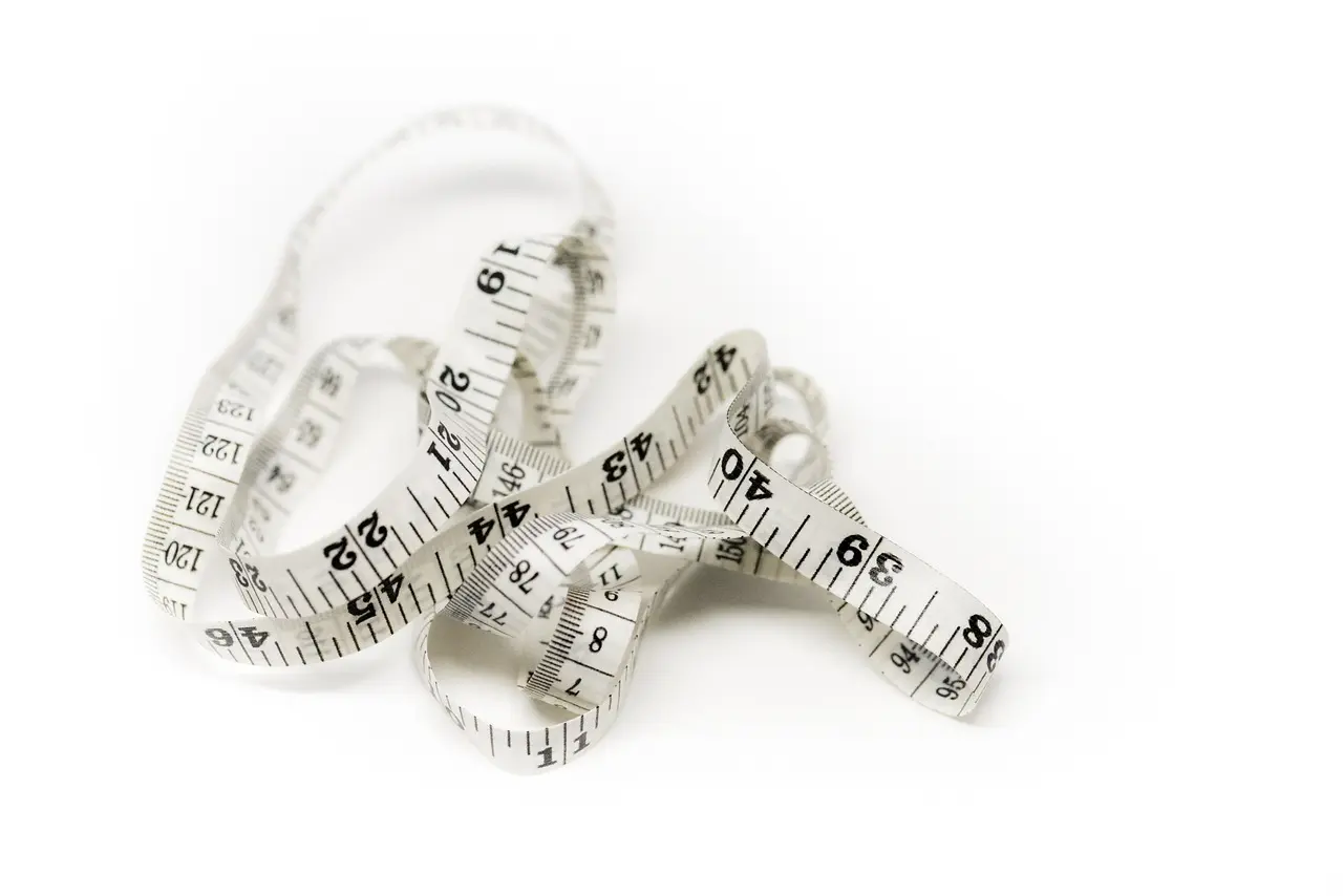 Hvor meget håndbagage må jeg have med i 2025?