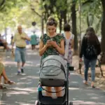 Må jeg medbringe en barnevogn gratis på flyet?