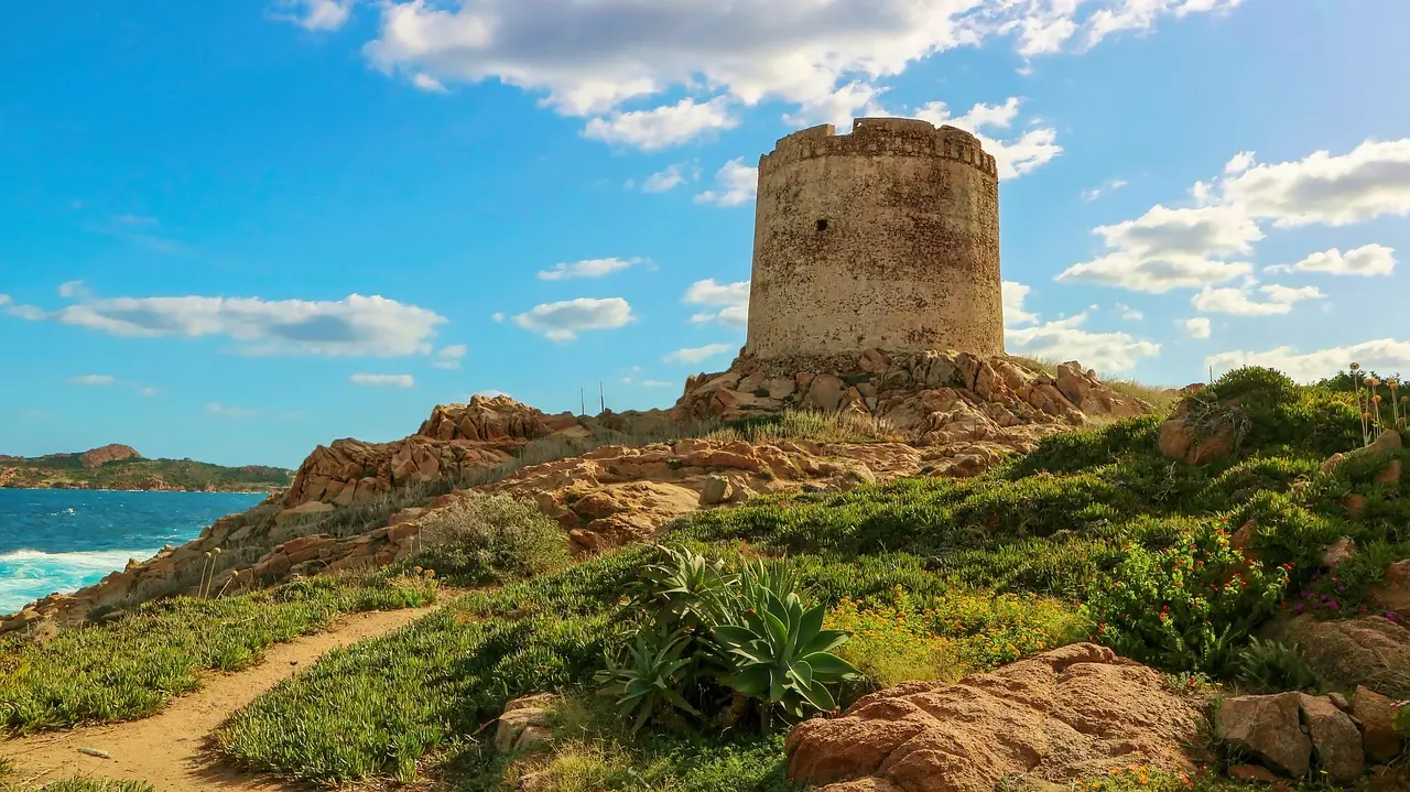 Sardiniens nuraghe-ruiner set fra bjergtoppene