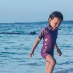 Svømmedragt til børn - 2 grunde til at du bliver glad for at have den med i kufferten og 3 tips til at finde den rigtige